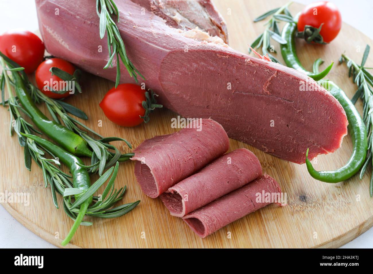 langue de bœuf fumée sur fond blanc.Nom local füme dana dili Banque D'Images