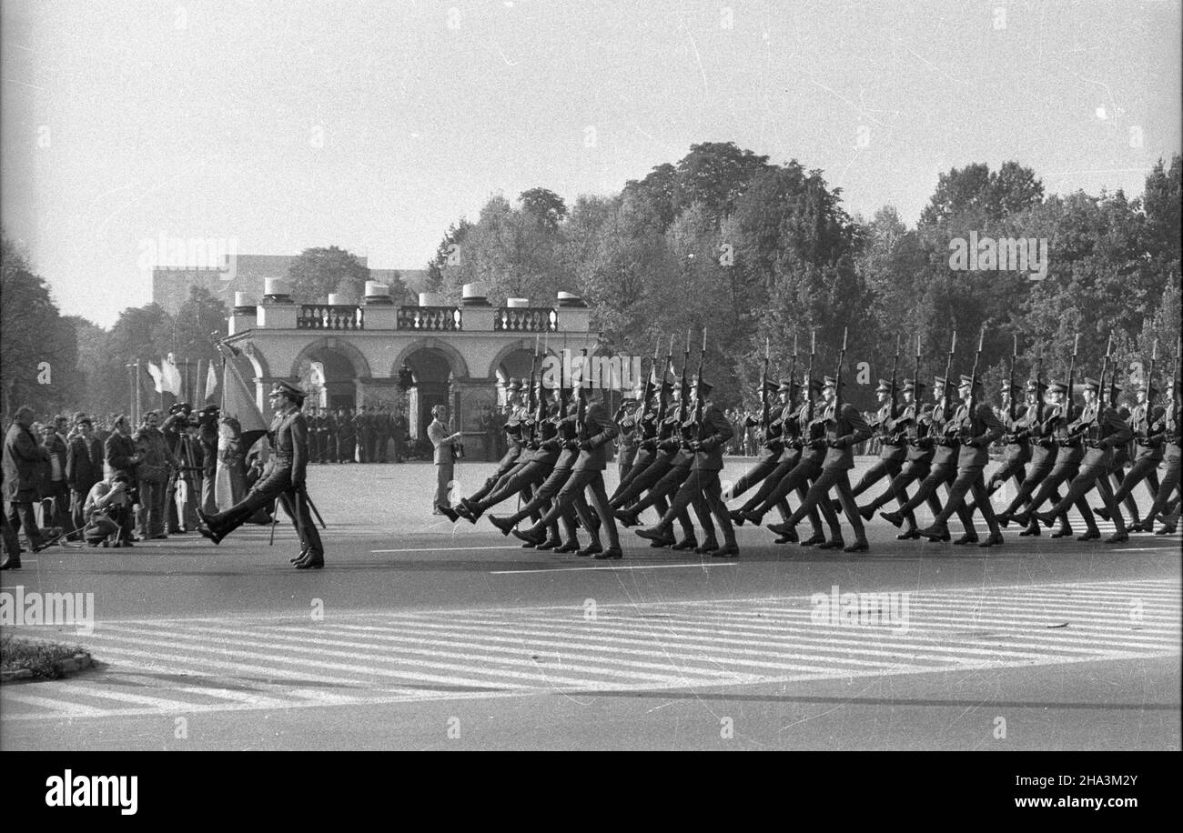 Varsovie, 1976-10-12.W latach powojennych zaniechano obchodów Œwiêta Wojska Polskiego i ustanowiono Dzieñ Wojska Polskiego (12 paŸdziernika) - upamiêtniaj¹c W ten sposób chrzest bojowy 1 DP im.Tadeusza Koœciuszki pod Lenino. Ad PAP/Henryk RosiakVarsovie, le 12 octobre 1976.Les autorités d'après-guerre de la Pologne ont modifié la date de la Journée de l'armée polonaise.Il a été créé en octobre 12 pour commémorer la bataille de 1st de la division polonaise de Tadeusz Kosciuszko de 1st près du village de Lenino. Ad PAP/Henryk Rosiak Banque D'Images