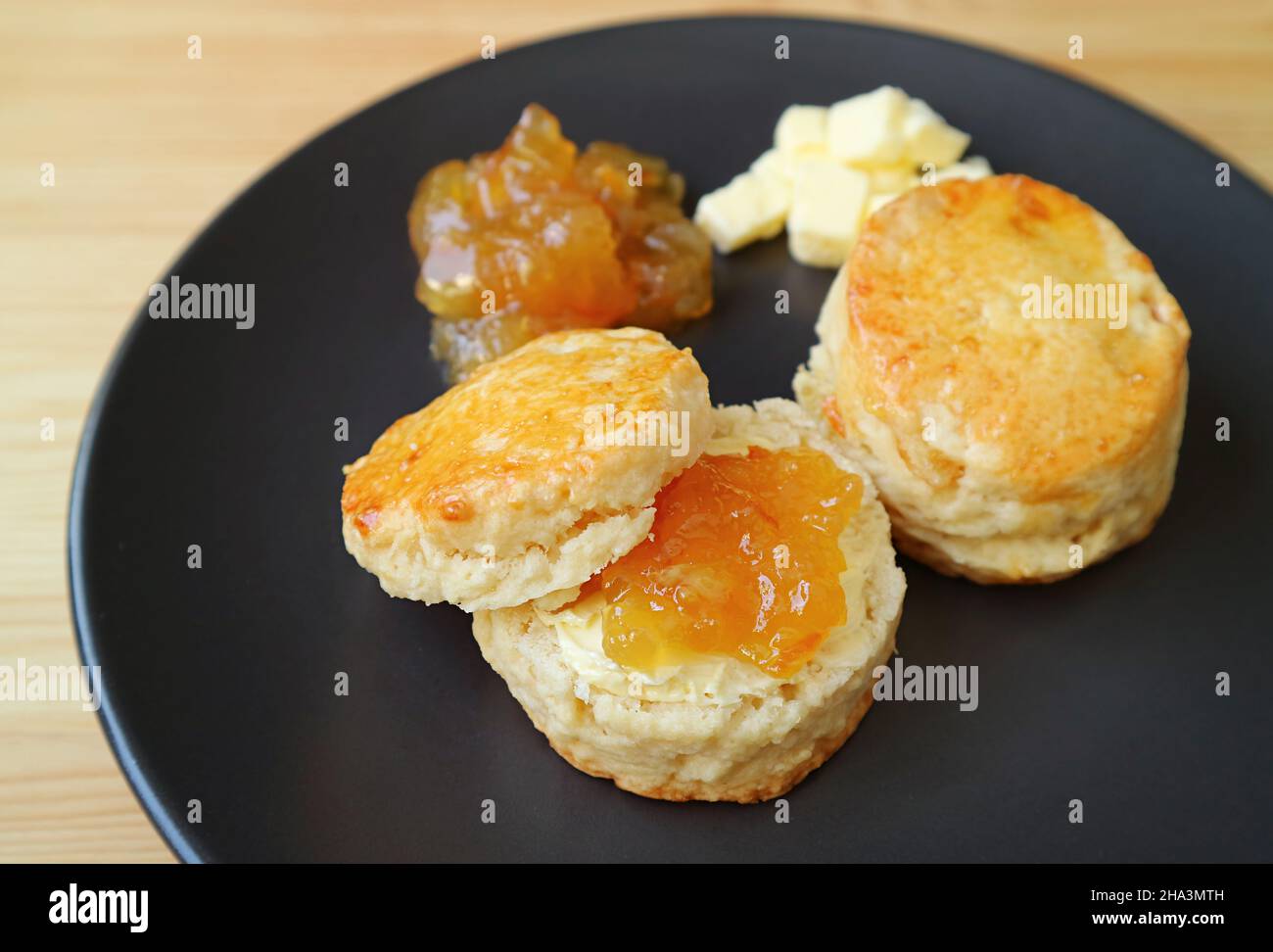 Scones à écorce d'orange confits appétissants avec beurre et marmelade d'orange Banque D'Images