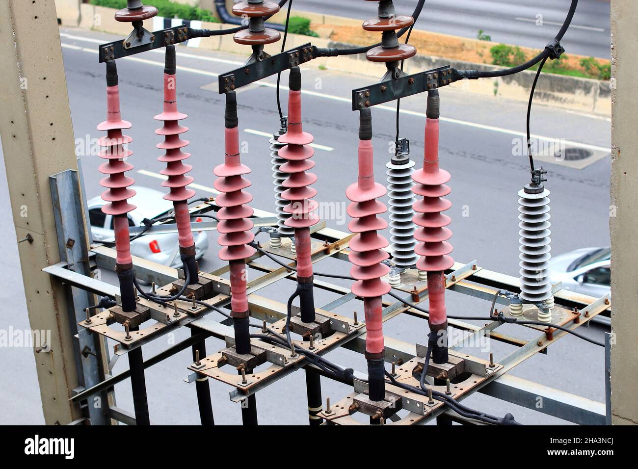 Isolateurs électriques et sous-station de transformateur de puissance haute tension. Banque D'Images