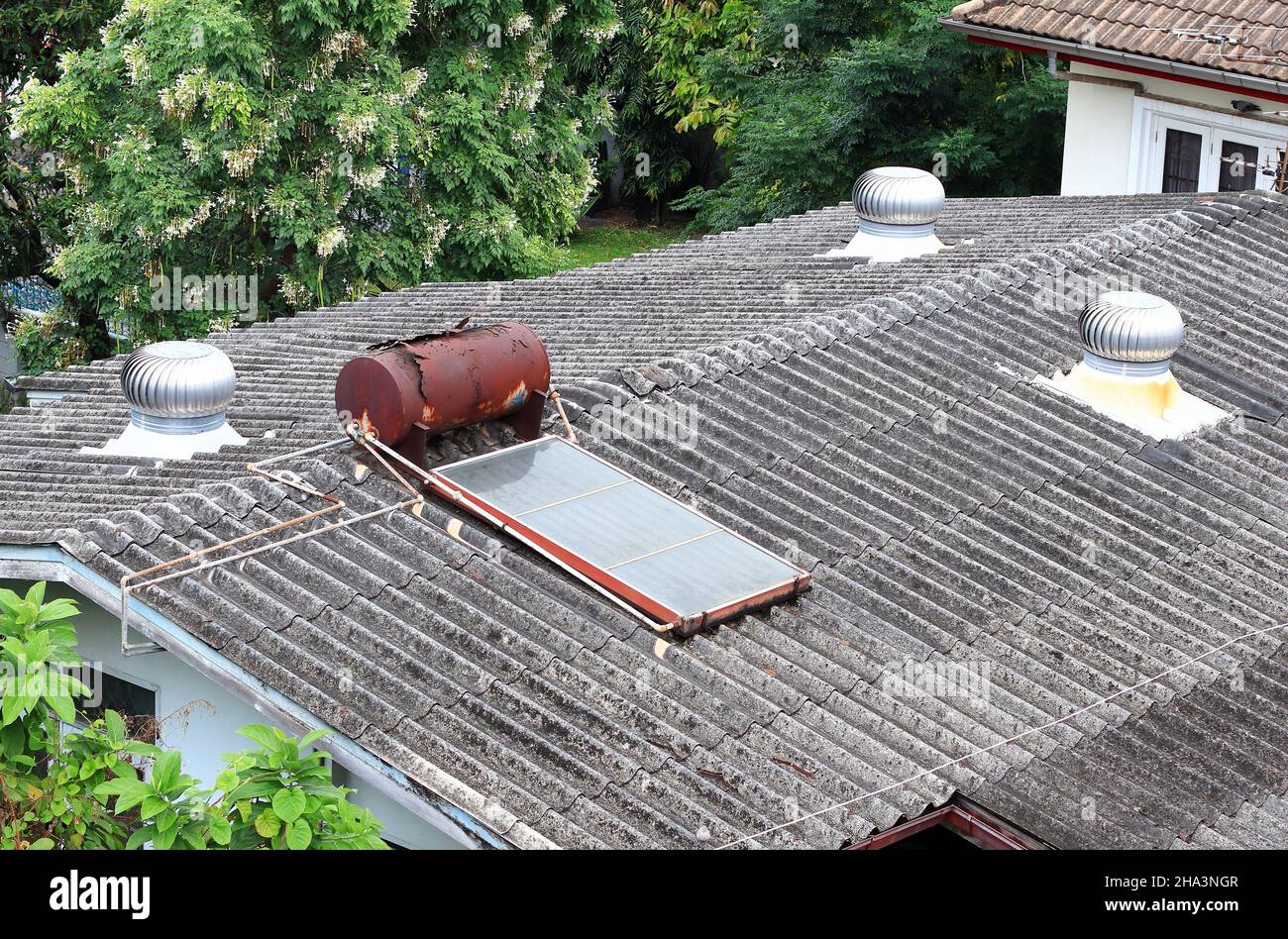 Radiateur d'eau solaire abandonné sur l'ancien toit. Banque D'Images
