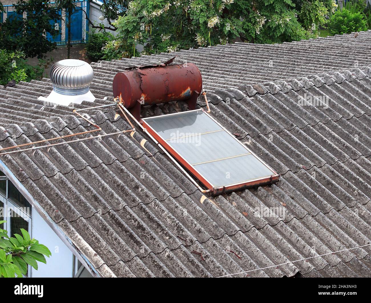 Radiateur d'eau solaire abandonné sur l'ancien toit. Banque D'Images