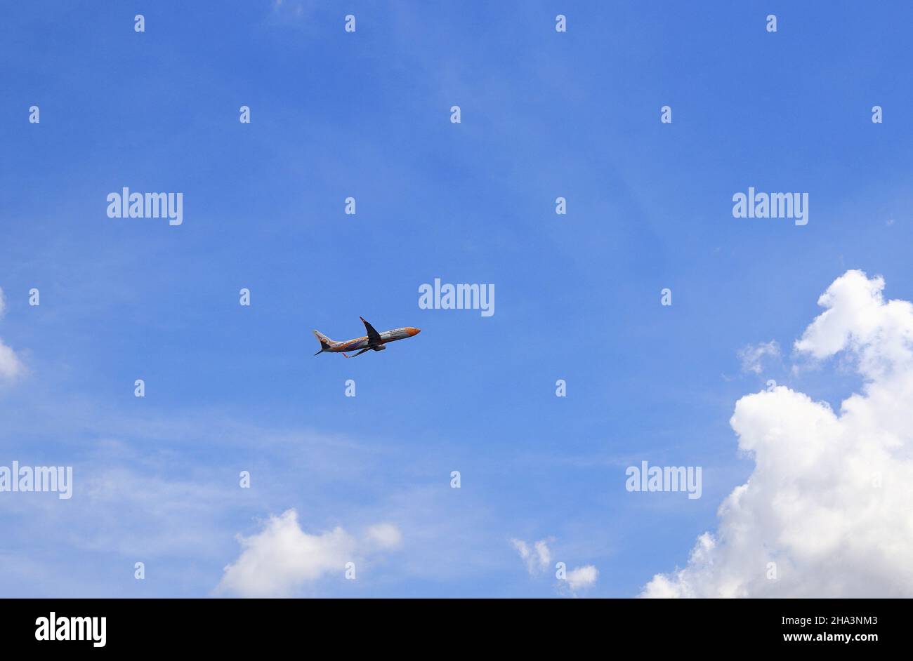 Passagers avion commercial volant haut avec nuage blanc et beau ciel bleu.Concept de voyage rapide, de vacances et d'affaires. Banque D'Images