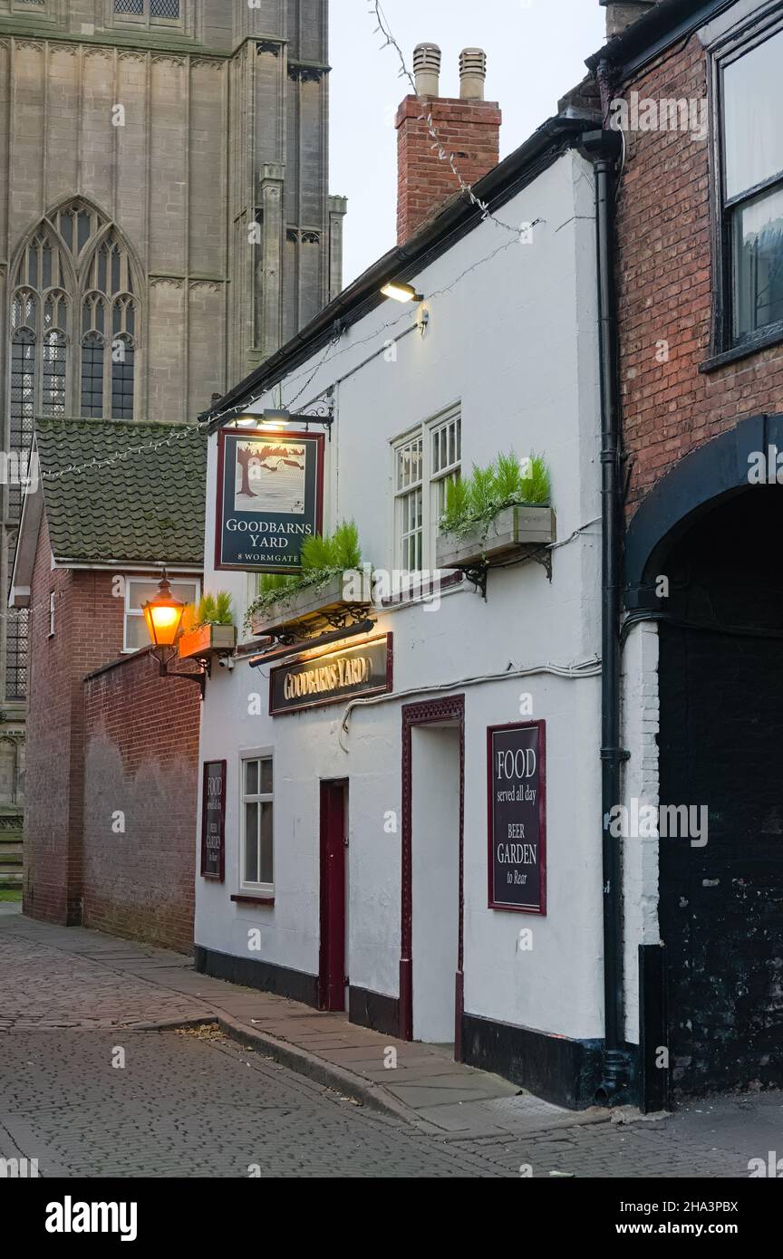 Le pub et restaurant Goodbarns avec lanterne de rue à l'extérieur sur Wormgate. Banque D'Images