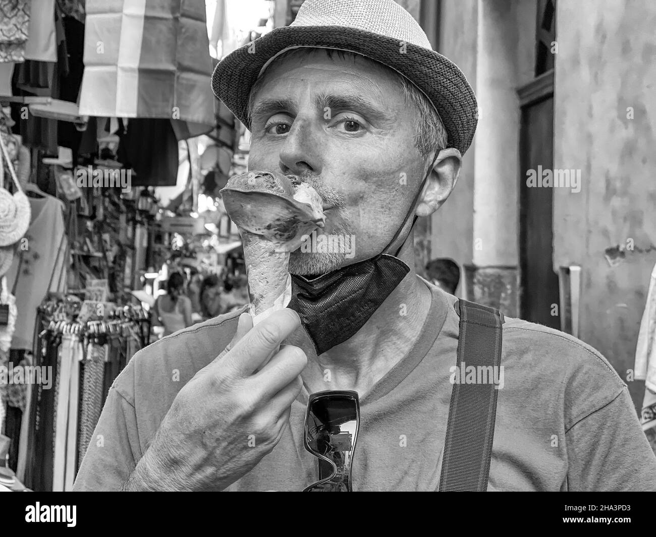 Homme d'âge moyen du Caucase qui mange de la crème glacée dans les rues d'Italie Banque D'Images