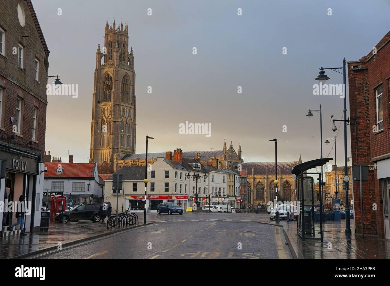 Le marché et l'arrêt de bus avec la tour Boston Stump (église St Botolph) et nuages sombres et lumière du soleil dans le ciel. Banque D'Images