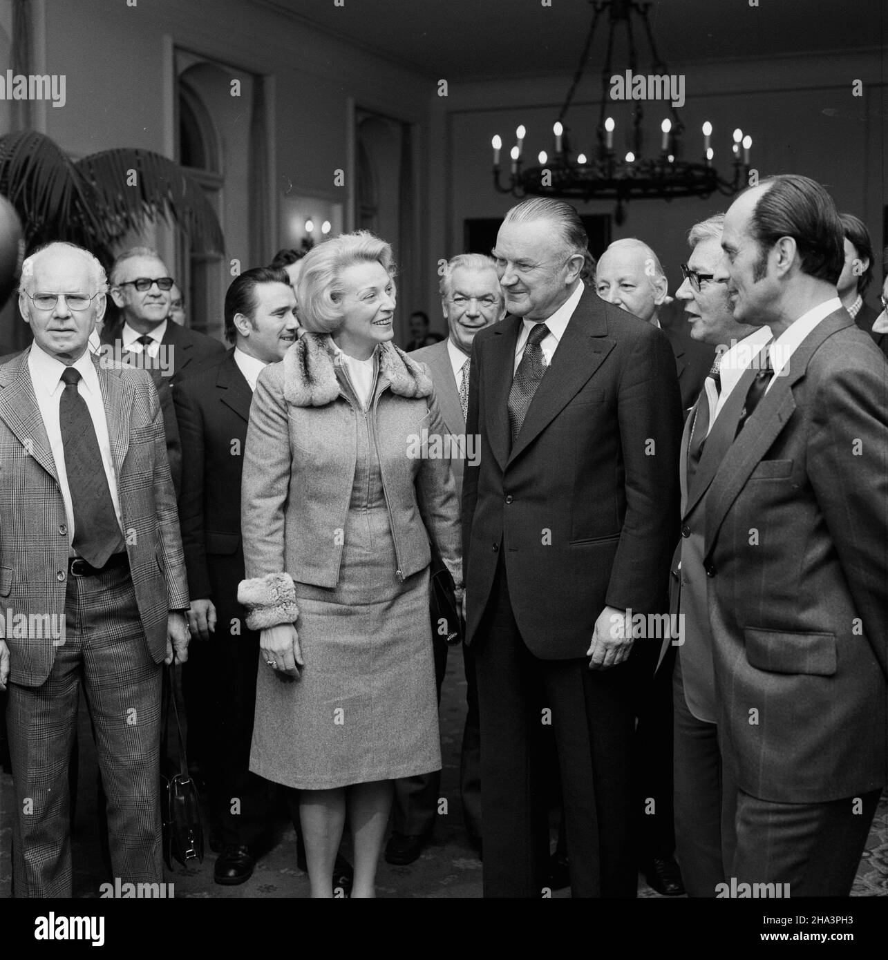 Varsovie, 1974-10-30.Wizyta deputowanych z Bundestag Republiki Federalnej Niemiec (RFN) u premiera Piotra Jaroszewicza (C) ad PAP/Marian Soko³owskiVarsovie, le 30 octobre 1974.Les députés du Bundestag de la République fédérale allemande rendent visite au PM Piotr Jaroszewicz (centre). Ad PAP/Marian Sokolowski Banque D'Images