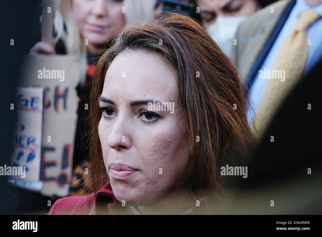 Londres, Royaume-Uni, 10th décembre 2021.Le fiancé de Julian Assange s'adresse à ses partisans et aux médias rassemblés devant les cours royales de justice lorsqu'il est annoncé que Julian Assange pourrait être extradé vers les États-Unis pour être accusé d'espionnage.Crédit : onzième heure Photographie/Alamy Live News Banque D'Images