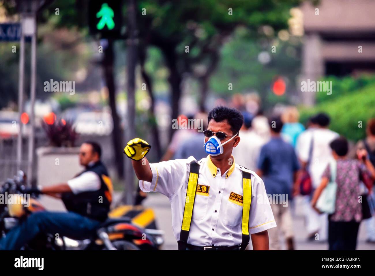 Garde-trafic avec masque de sécurité dans le centre-ville, Manille, Philippines Banque D'Images