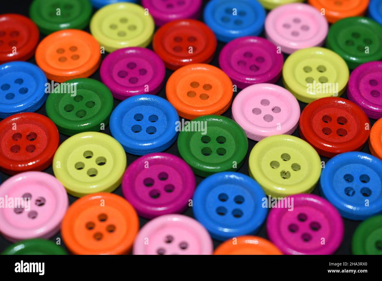 Boutons en bois colorés. Banque D'Images