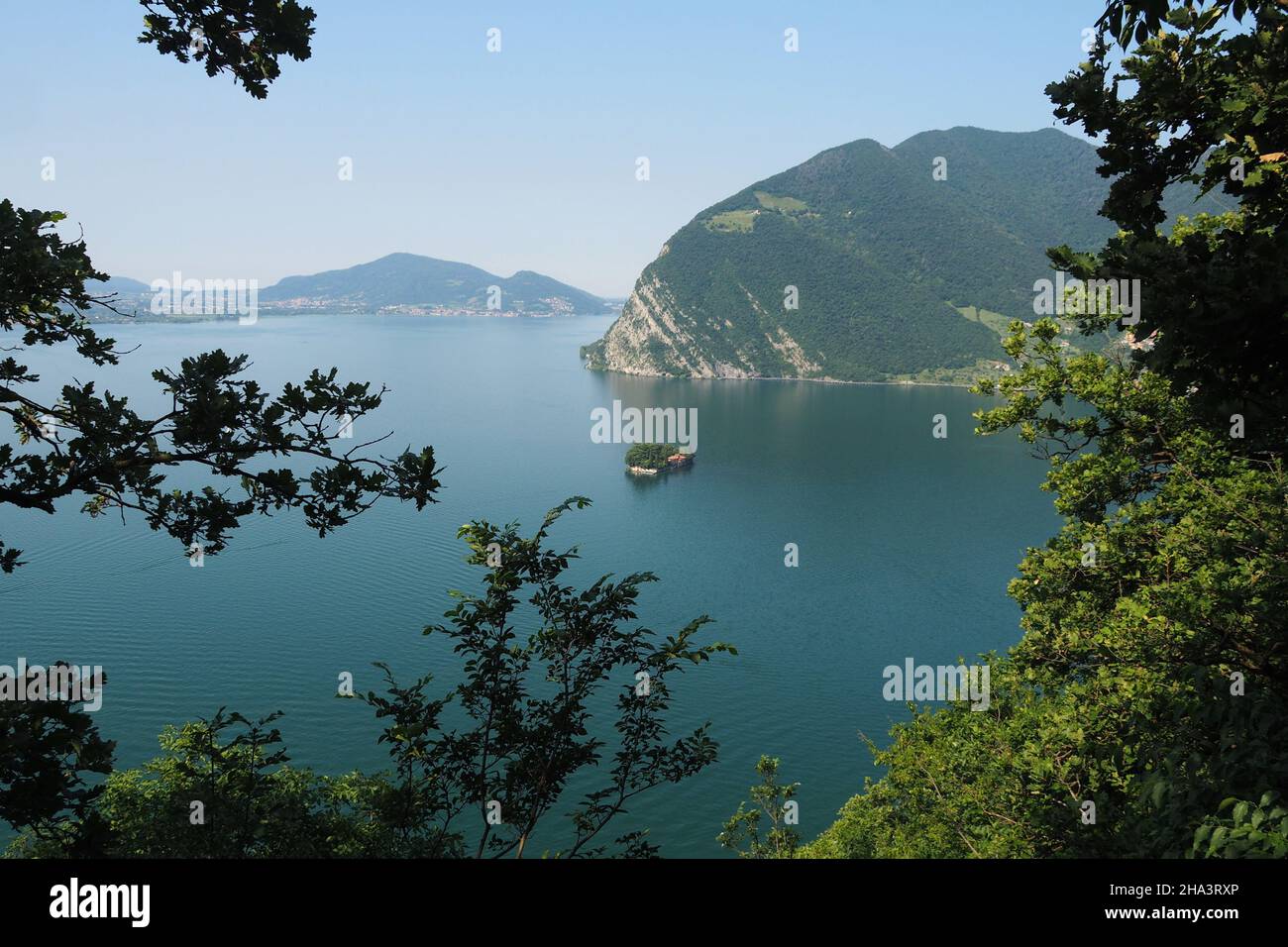 Vue depuis la montagne sur Monte Isola, Lac d'Iseo, Lombardie, Italie Banque D'Images