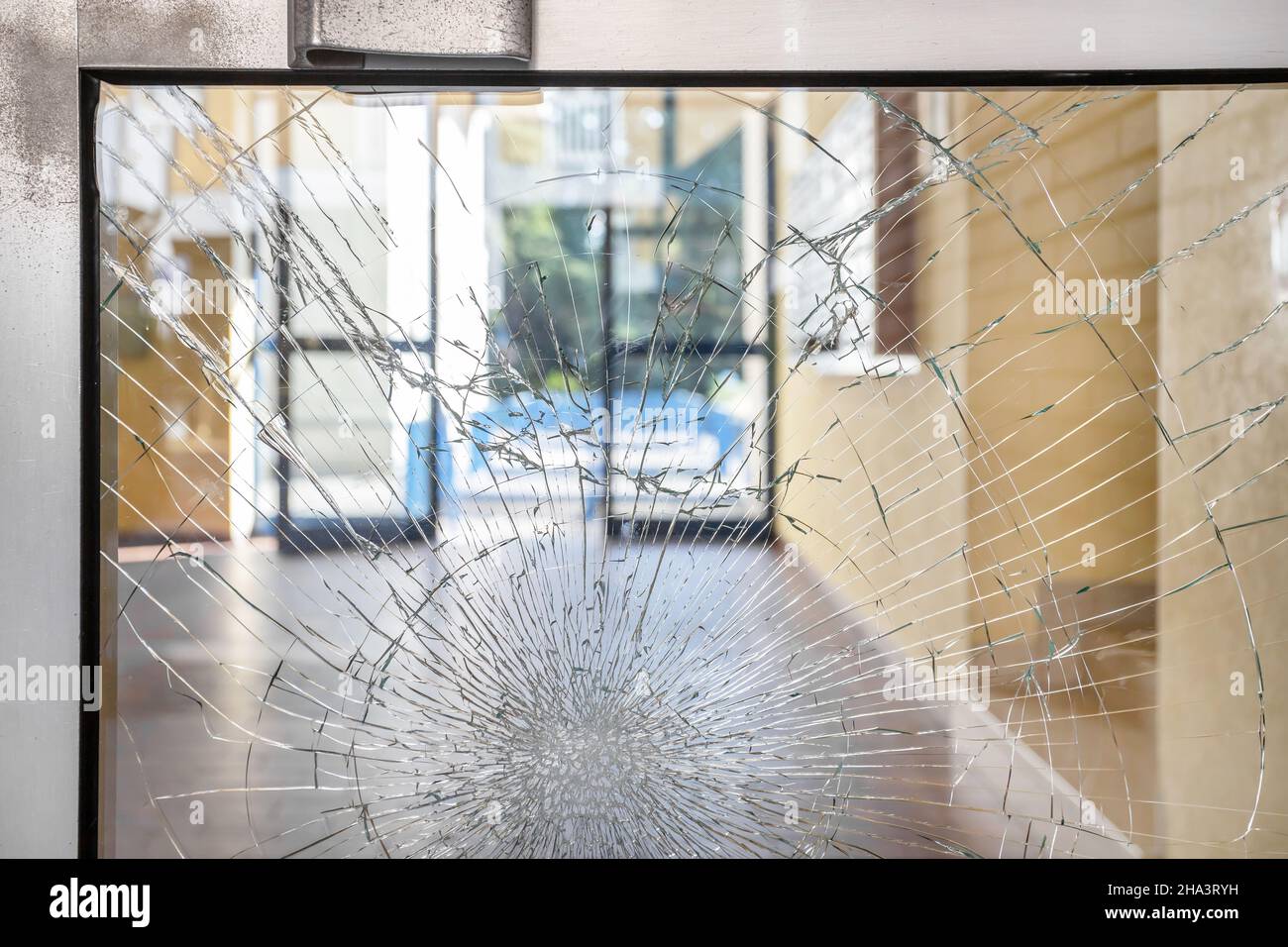 Verre brisé.Concept de sécurité vol dégâts vandalisme dans un immeuble d'appartements. Banque D'Images
