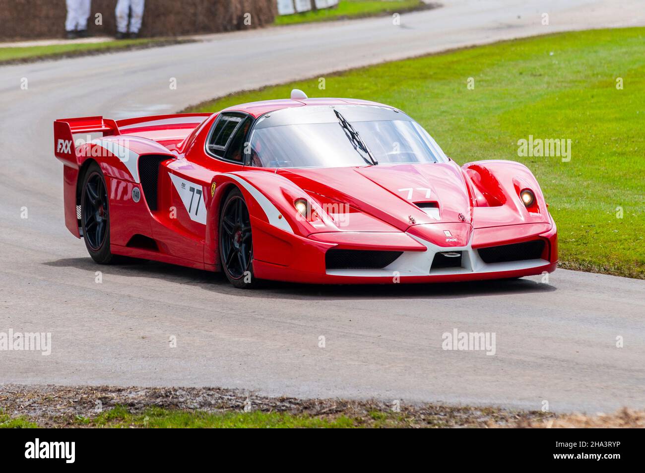 Ferrari FXX Evo, voiture de course qui monte sur la piste de montée en pente lors de l'événement Goodwood Festival of Speed Motoring en 2016 Banque D'Images