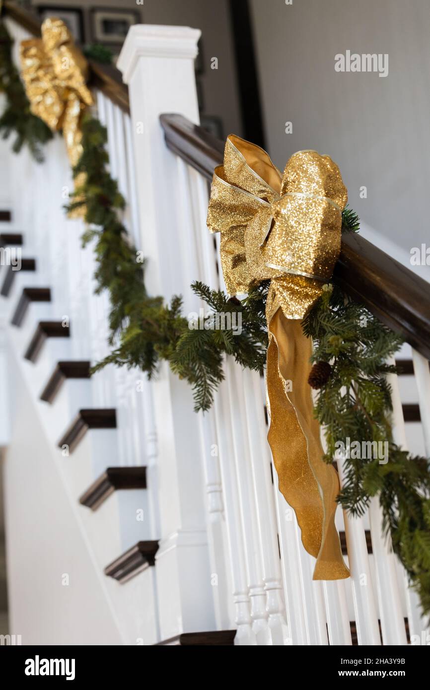 Escalier d'escalier de Noël décor de guirlande verte et noeuds dorés scintillants pour un Noël 