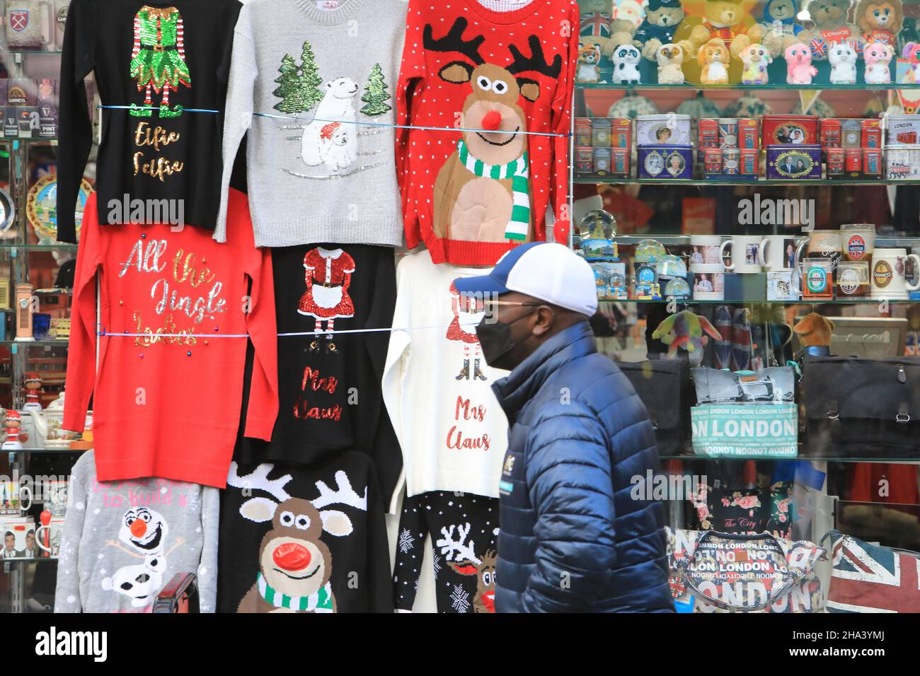 Londres, Royaume-Uni, décembre 10th 2021.Au début de la première partie de Covid Plan B, de plus en plus de consommateurs portaient des masques sur Oxford Street.Les revêtements de visage sont désormais obligatoires dans tous les environnements intérieurs pour essayer d'empêcher la propagation de la variante Omicron.Monica Wells/Alay Live News Banque D'Images