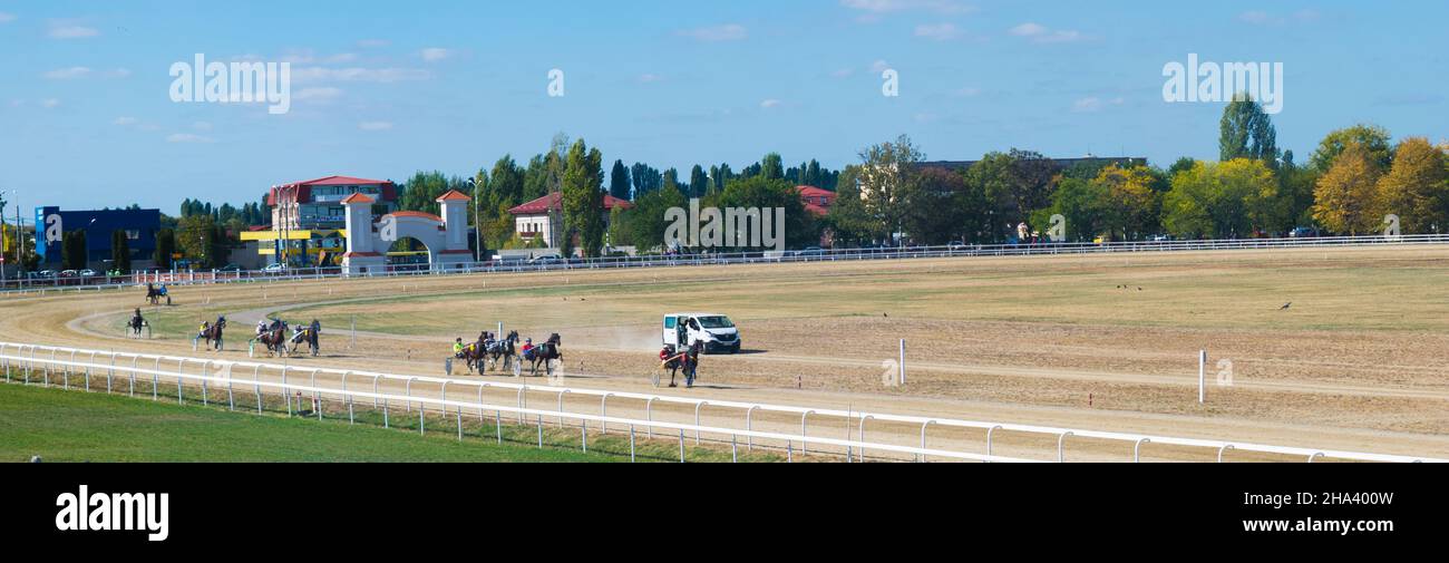 PLOIESTI, ROUMANIE - 07 octobre 2018 : photo panoramique d'une course de chevaux de trôle.Hippodrome de Ploiesti à Prahova, Roumanie. Banque D'Images