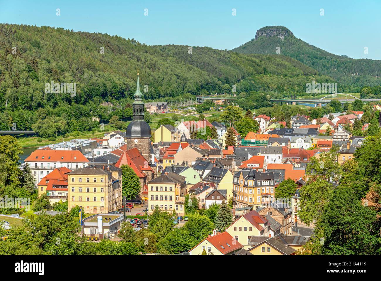 Vue sur la ville de Bad Schandau dans les montagnes de grès de l'Elbe, vue depuis le pont d'observation de l'ascenseur historique, Saxe, Allemagne Banque D'Images