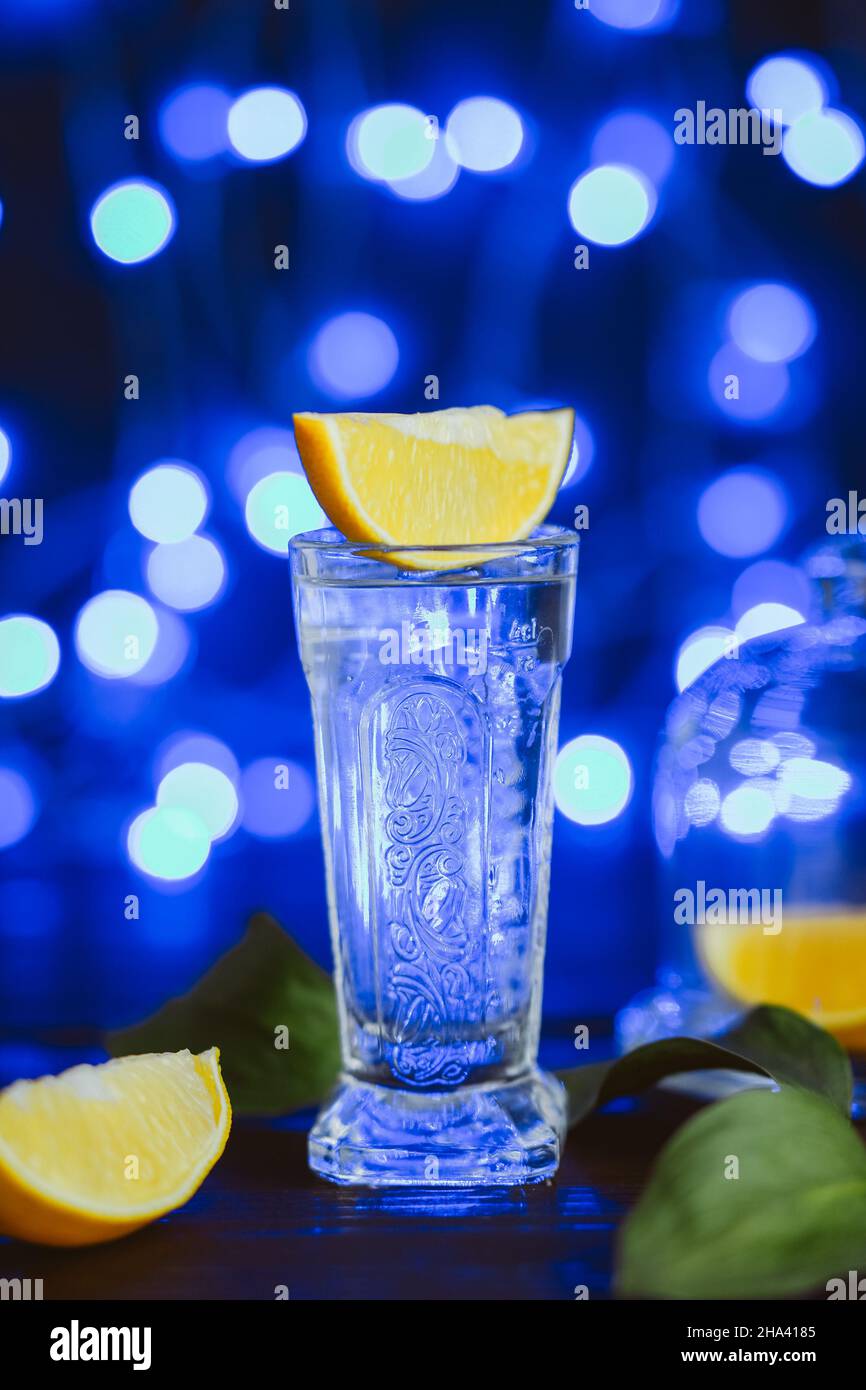 Cocktail d'alcool fort avec citron dans un pot de verre sur fond bleu  foncé.Studio avec boisson Photo Stock - Alamy