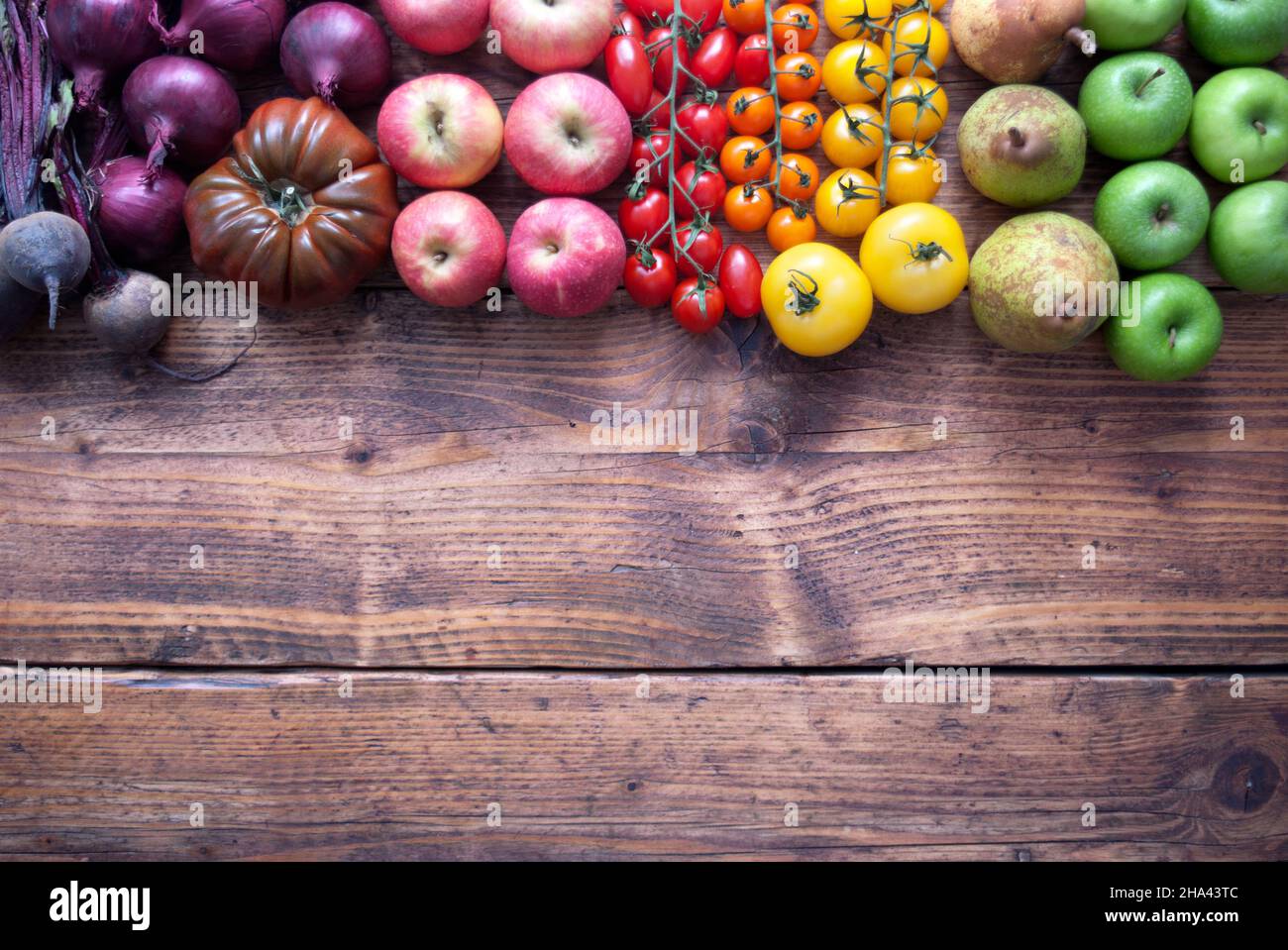 Sélection de fruits et légumes aux couleurs arc-en-ciel sur fond de bois rustique Banque D'Images