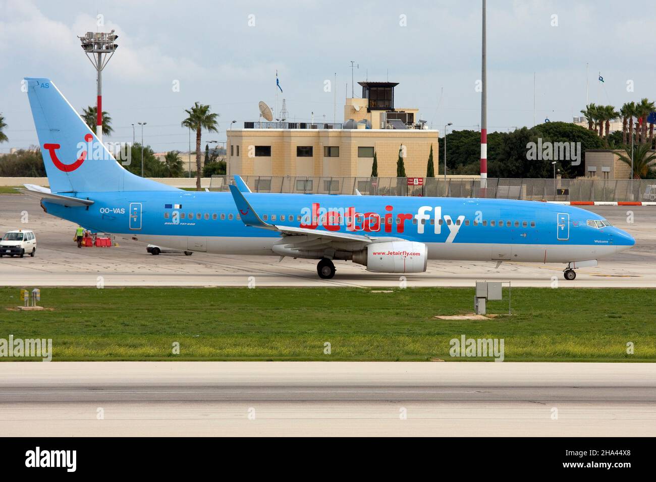 Jetairfly (TUI Airlines Belgium) Boeing 737-86Q (REG: OO-VAS) quittant le tablier 9 pour le décollage. Banque D'Images