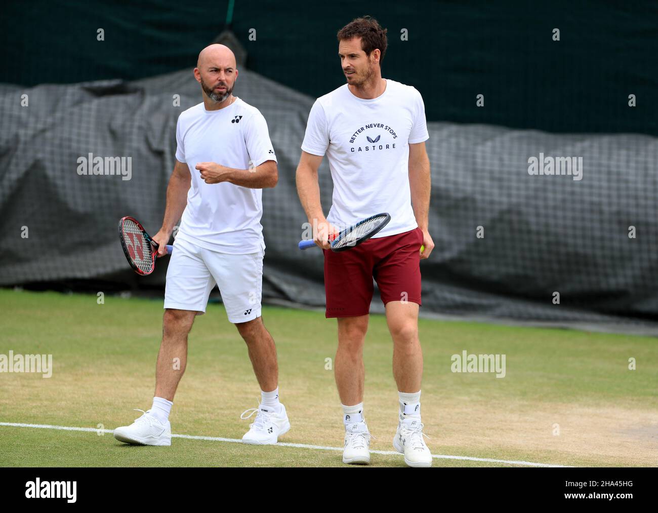 Photo du dossier datée du 09-07-2019, d'Andy Murray (à droite) et de Jamie Delgado, le huitième jour des Championnats de Wimbledon, au All England Lawn tennis and Croquet Club, Wimbledon.Andy Murray s'est partagé avec son entraîneur à long terme Jamie Delgado avant la saison 2022.Date de publication : vendredi 10 décembre 2021. Banque D'Images