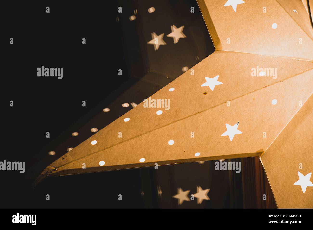 Vacances saison étoile lumineuse décoration sombre lumière ambiance Banque D'Images