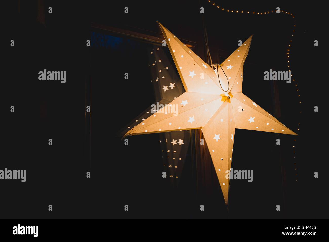 Vacances saison étoile lumineuse décoration sombre lumière ambiance Banque D'Images