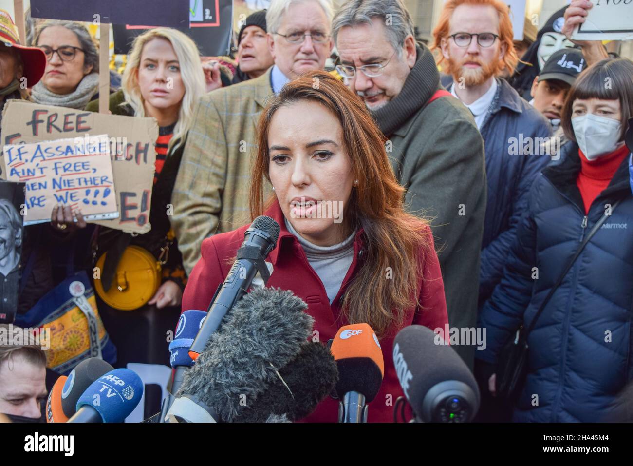 Londres, Royaume-Uni.10th décembre 2021.Stella Moris, la partenaire d'Assange, s'adresse aux médias après le jugement du tribunal.les manifestants se sont rassemblés devant les cours royales de justice pour soutenir Julian Assange, alors que le gouvernement américain gagne son appel contre la décision de ne pas extrader le fondateur de WikiLeaks.Crédit : SOPA Images Limited/Alamy Live News Banque D'Images