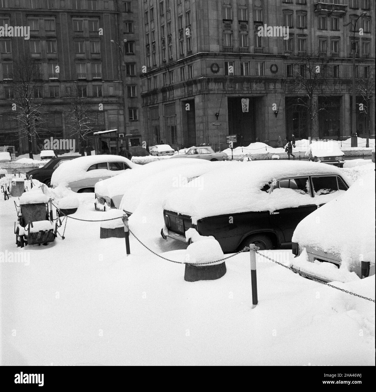 Varsovie, 1969-12.Kilkunastocentymetrowy œnieg zasypa³ samochody, ulice i place.Warszawiacy musieli zmierzyæ siê z oglomnymi zaspami œniegu.NZ. oœnie¿un samochody na Placu Konstytucji. pw PAP/Henryk Rosiak Dok³adny dzieñ wydarzenia nieustalony.Varsovie, décembre 1969.Plus de 10 cm de neige sont tombés en décembre.Les rues, les parcs et les places étaient couverts de neige.Photo : voitures enneigées sur la place Plac Konstytucji. pw PAP/Stanislaw Dabrowiecki Banque D'Images