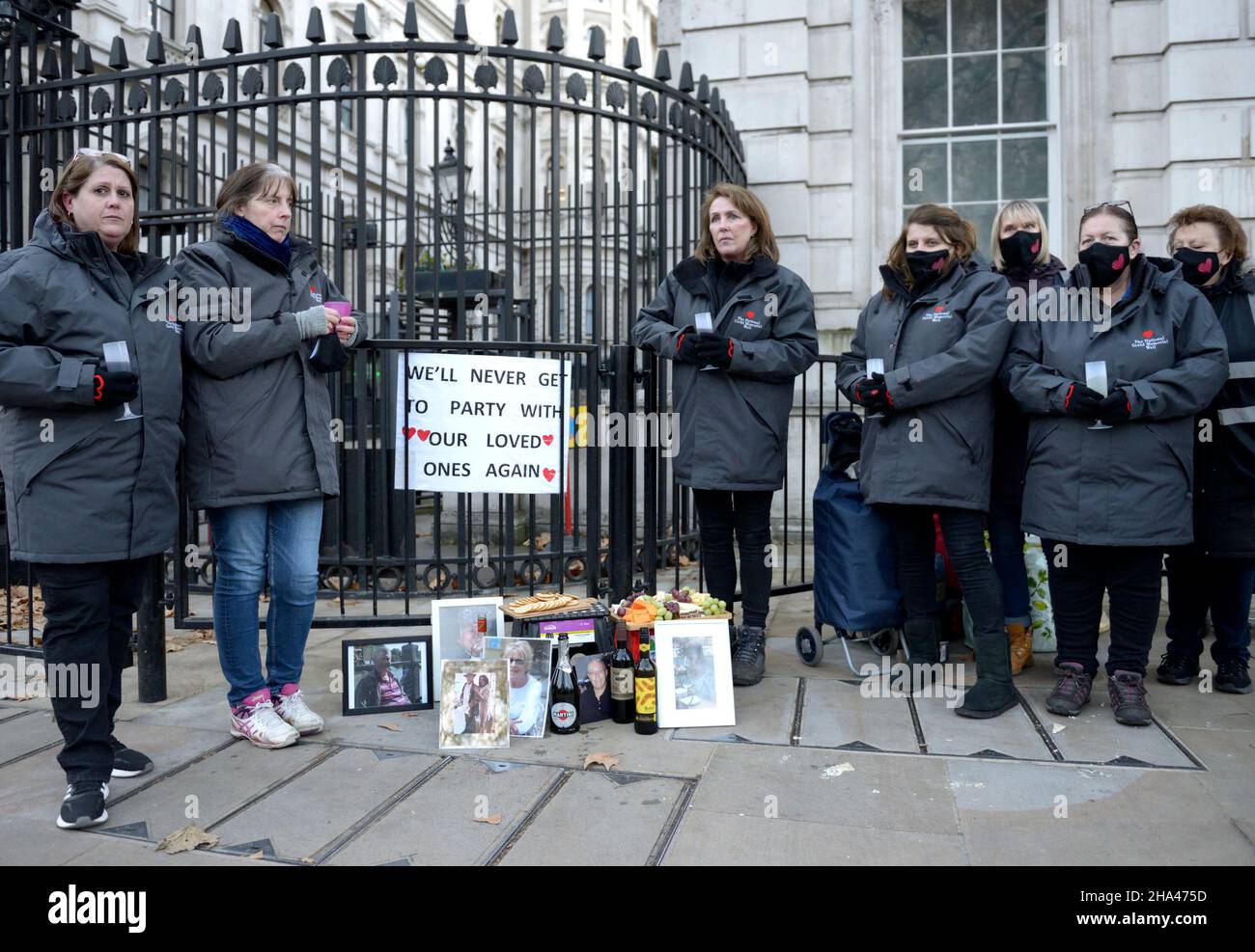 Londres, Royaume-Uni.10th décembre 2021.Les membres de 'Covid-19 Bereaved Families for Justice' qui ont perdu des membres de leur famille lors de leur confinement fournissent du fromage et du vin aux portes de Downing Street pour les passants en guise de protestation contre les partis qui auraient eu lieu au numéro 10 l'année dernière.Crédit : Phil Robinson/Alay Live News Banque D'Images