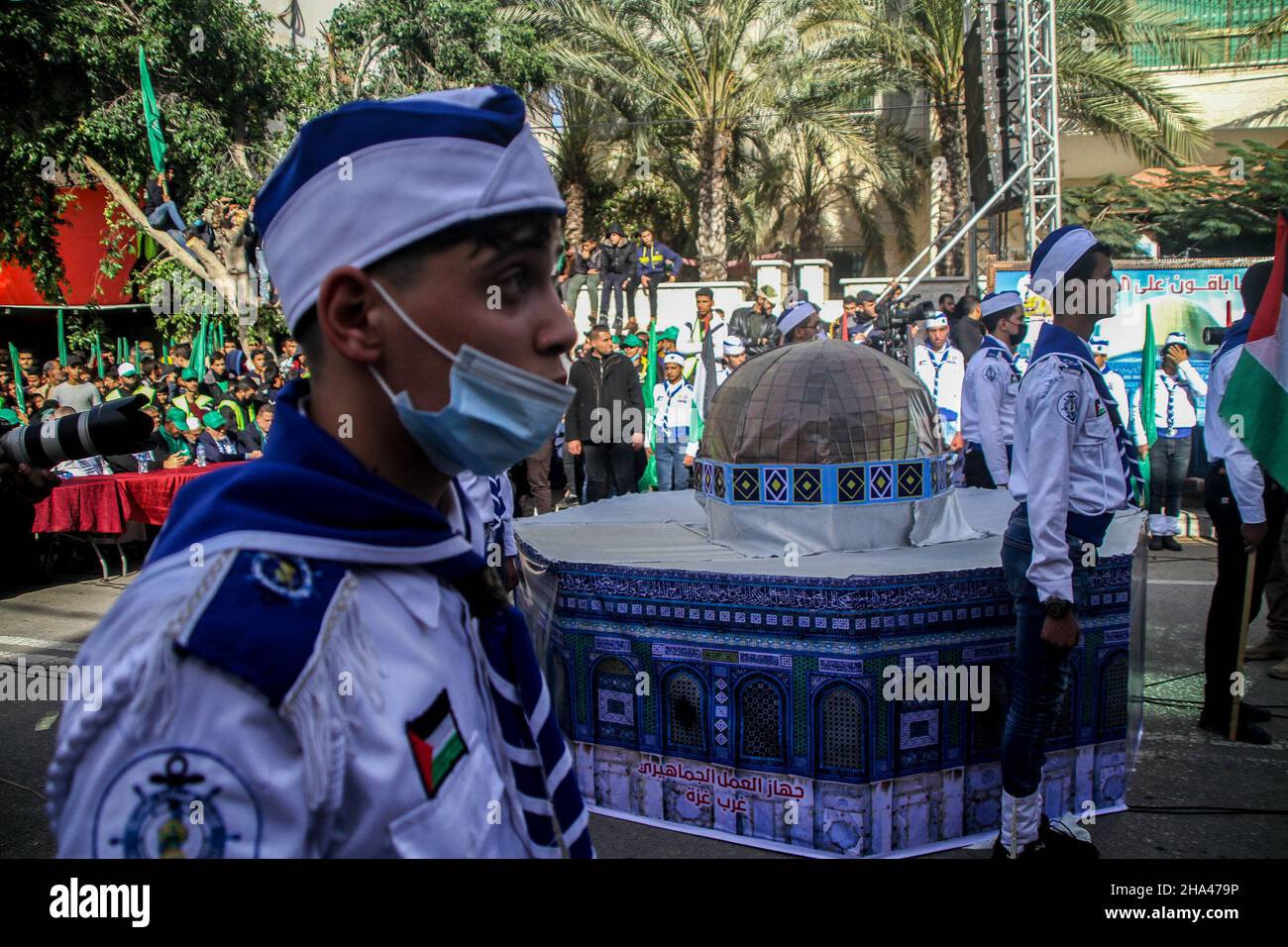 Gaza, Palestine.10th décembre 2021.(INT)‚-„-palestinien Mars le 34th anniversaire de la fondation du Hamas à Gaza.10 décembre 2021, Gaza, Palestine : les Palestiniens partisans du Hamas défilent à l'occasion du 34th anniversaire de la fondation du Hamas à l'ouest de Gaza.(Credit image: © Ahmad K Haaballah/TheNEWS2 via ZUMA Press Wire) Banque D'Images