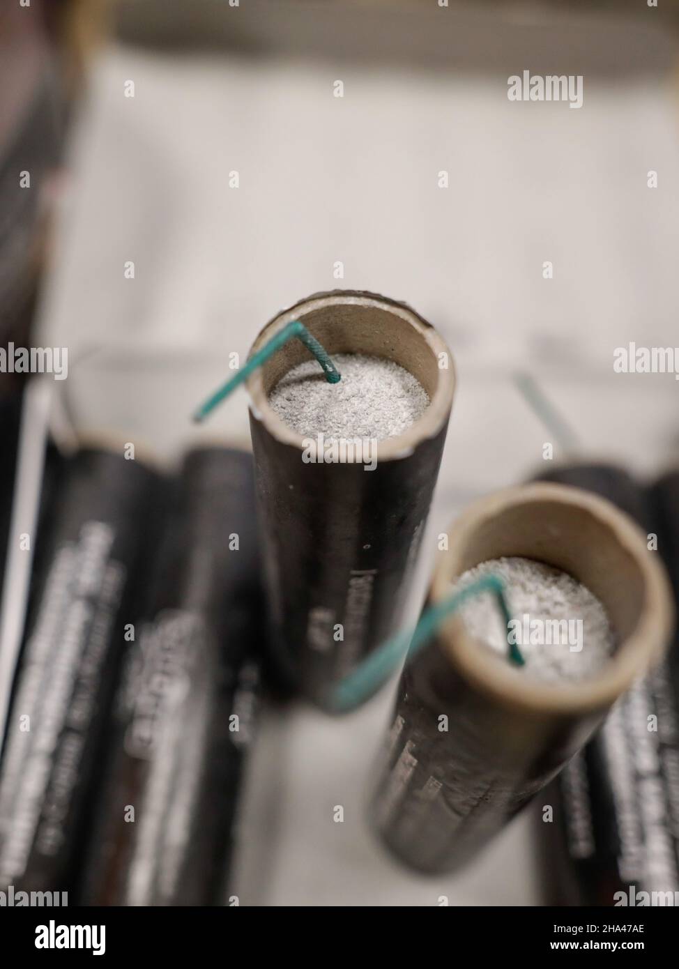 Détails de faible profondeur de champ (mise au point sélective) avec des pétards dangereux utilisés habituellement pendant les célébrations de la Saint-Sylvestre. Banque D'Images