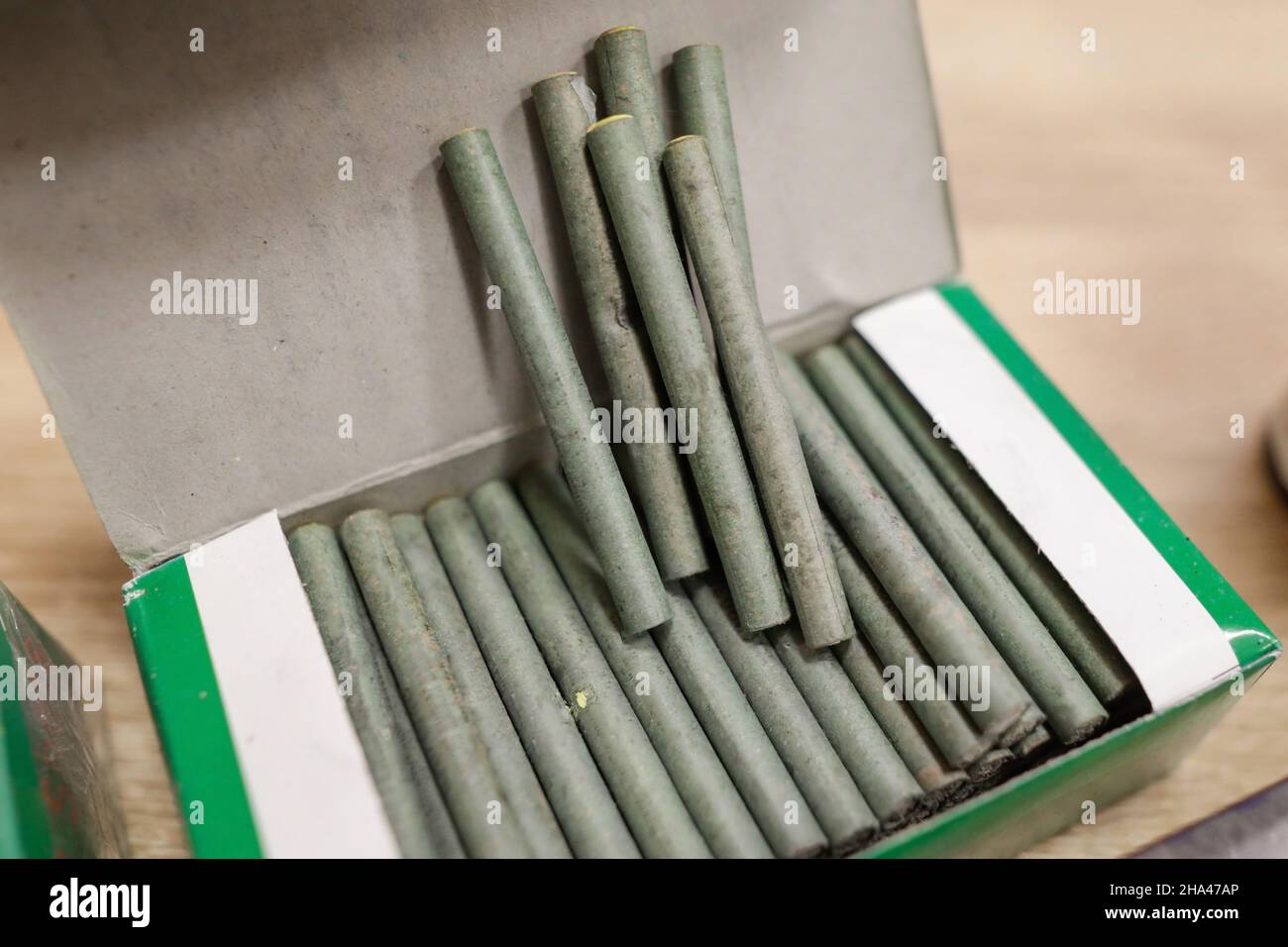 Détails de faible profondeur de champ (mise au point sélective) avec des pétards dangereux utilisés habituellement pendant les célébrations de la Saint-Sylvestre. Banque D'Images