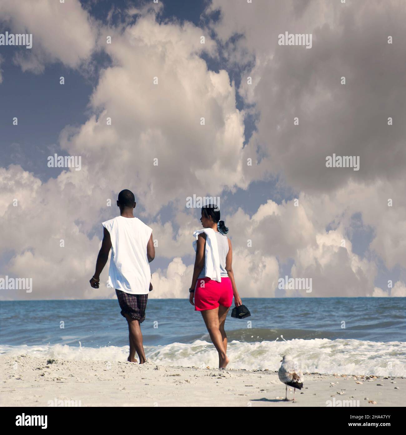 Couple afro-américain marchant le long de Myrtle Beach SC Banque D'Images