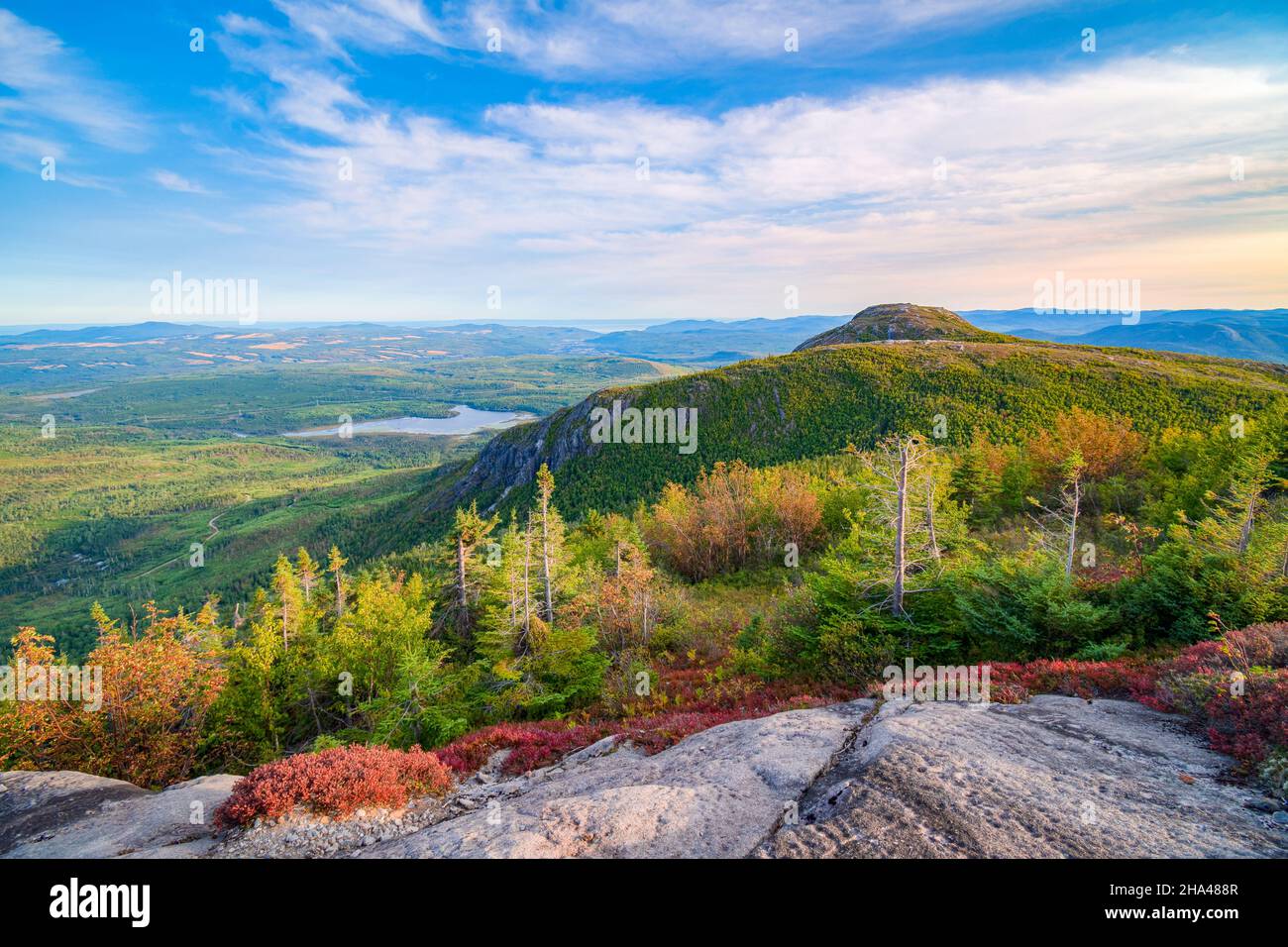 Panorama à couper le souffle des couleurs de la montagne et de l'automne du Lac-des-Cygnes, Charlevoix, QC, Canada Banque D'Images