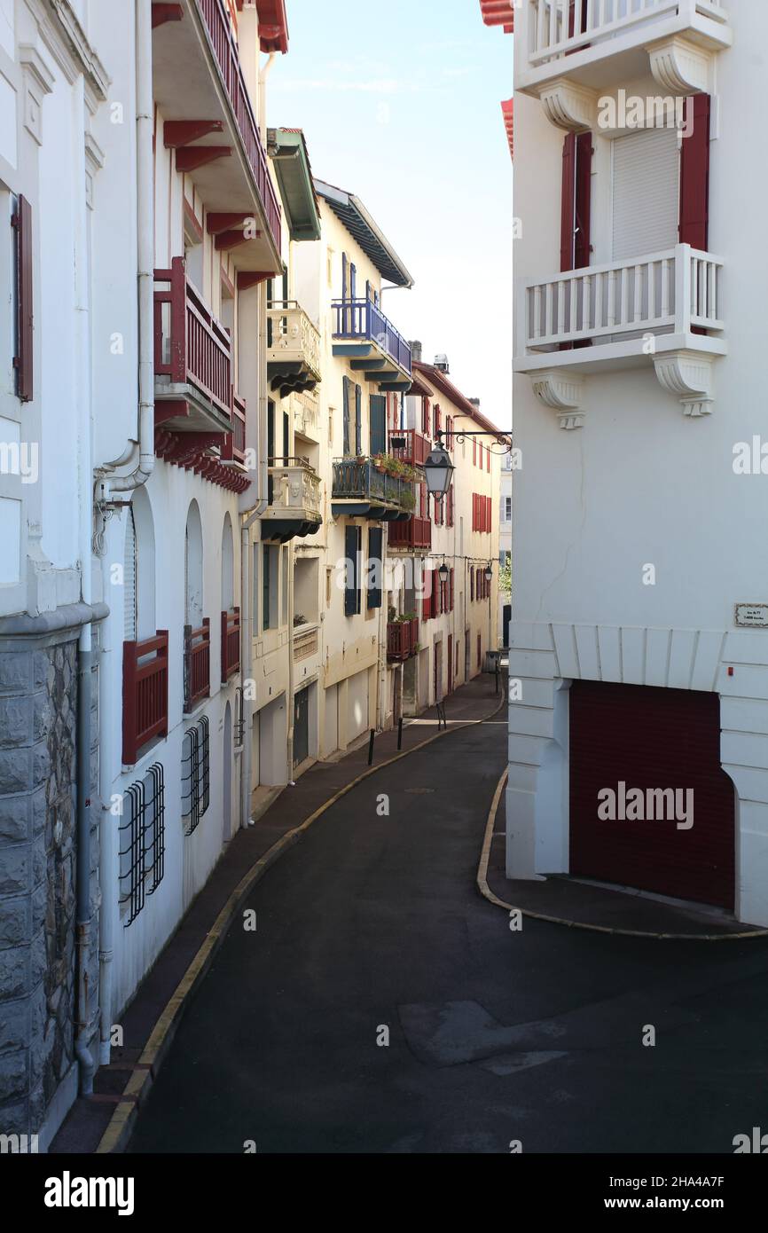 Typical basque house in st jean de luz Banque de photographies et d'images  à haute résolution - Alamy
