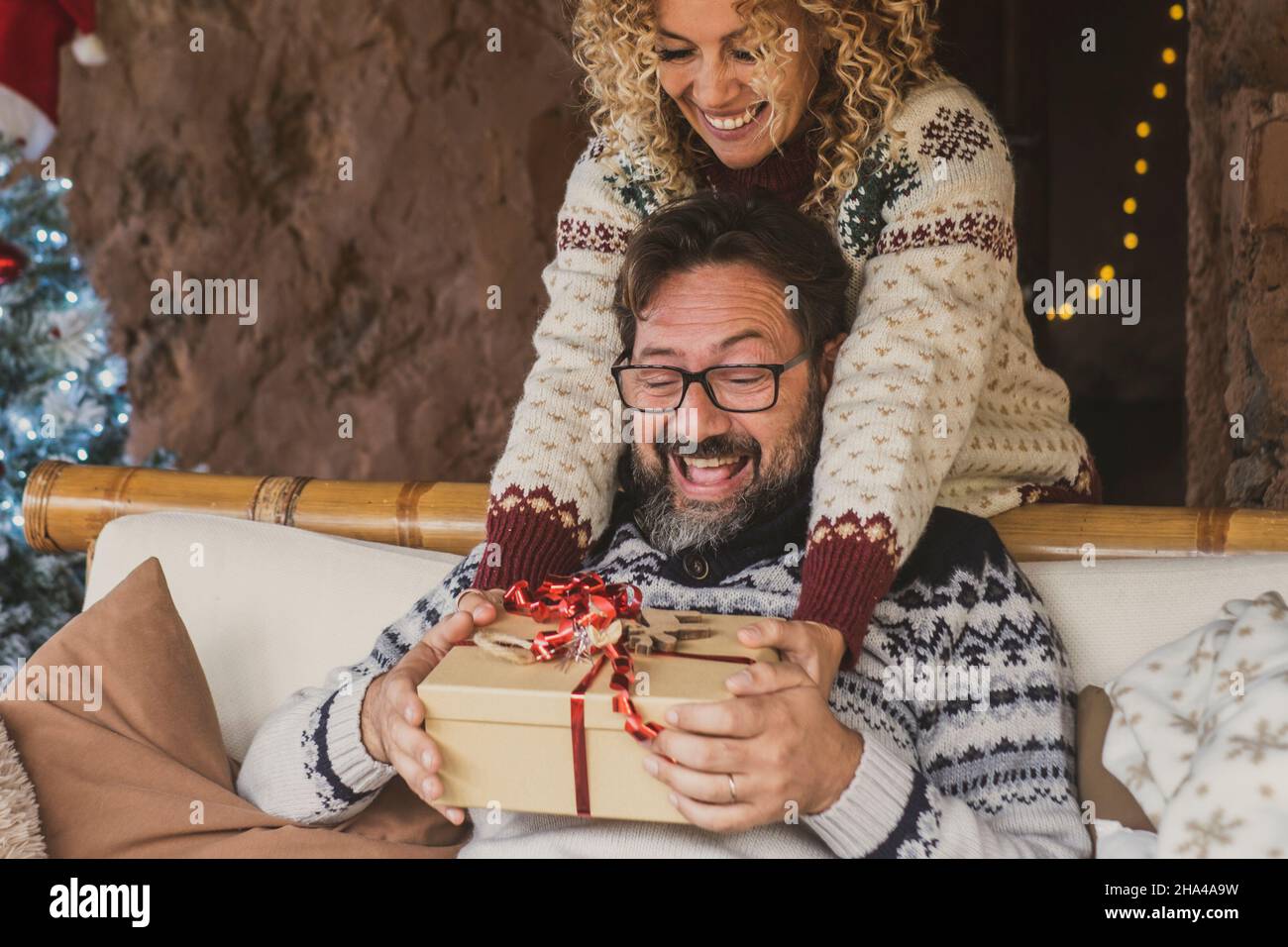 vacances de noël gif échanger activité avec homme et femme