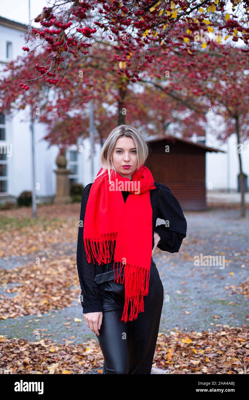 Jeune femme blanche européenne aux cheveux blonds en foulard rouge en  automne Photo Stock - Alamy