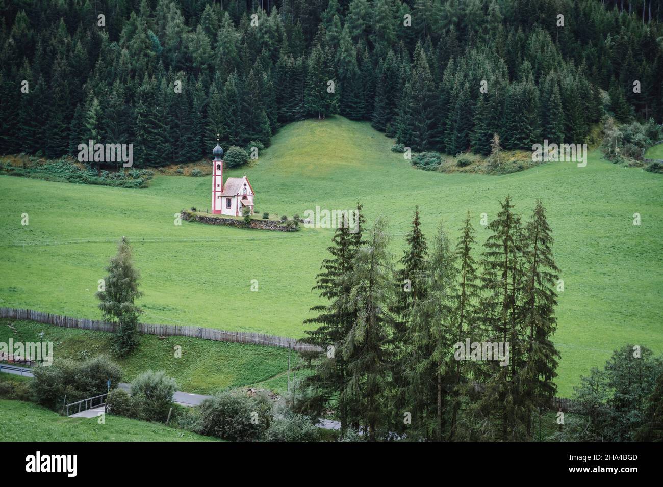 église saint-magdalena dans la vallée du val di funes, dolomites, italie. la furchetta et la sass rigais sommets de montagne en arrière-plan. Banque D'Images