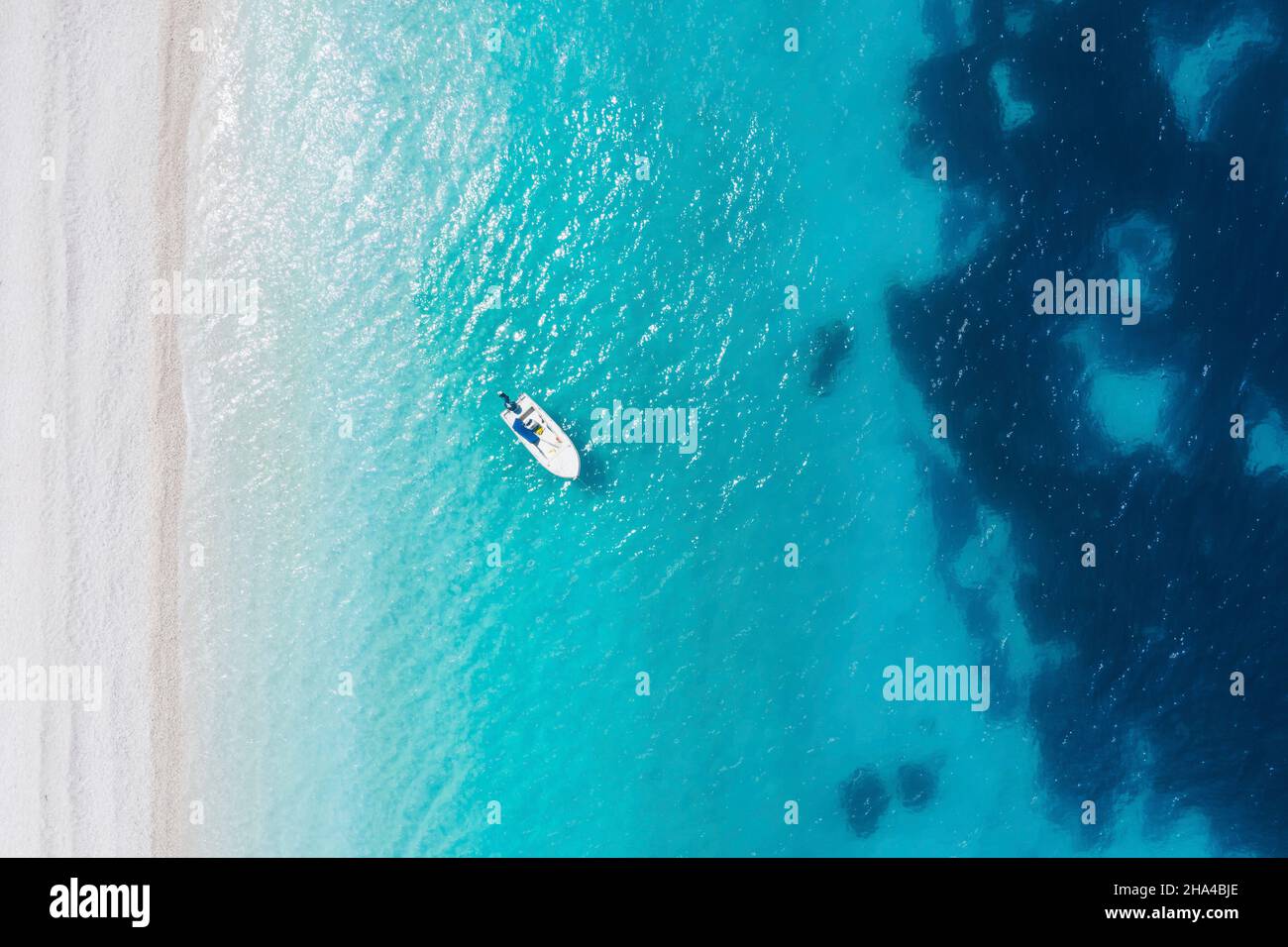 vue aérienne de haut en bas du bateau à la plage de fteri sur l'île grecque de kefalonia, mer ionienne grèce. eaux turquoise et plage éloignée. Banque D'Images vue aérienne de haut en bas du bateau à la plage de fteri sur l'île grecque de kefalonia, mer ionienne grèce. eaux turquoise et plage éloignée. Banque D'Images