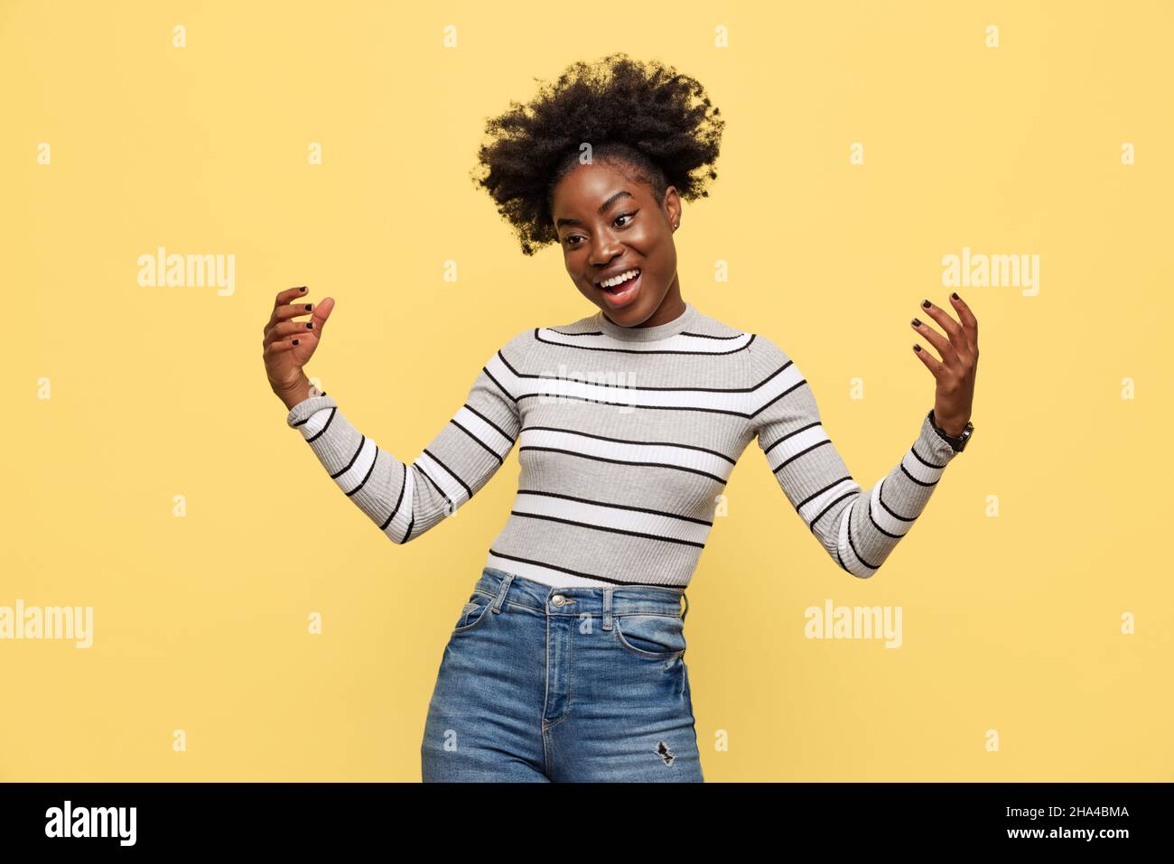 Portrait mi-longueur de la jeune femme dans des vêtements chauds de style décontracté isolés sur fond jaune.Concept des émotions Banque D'Images