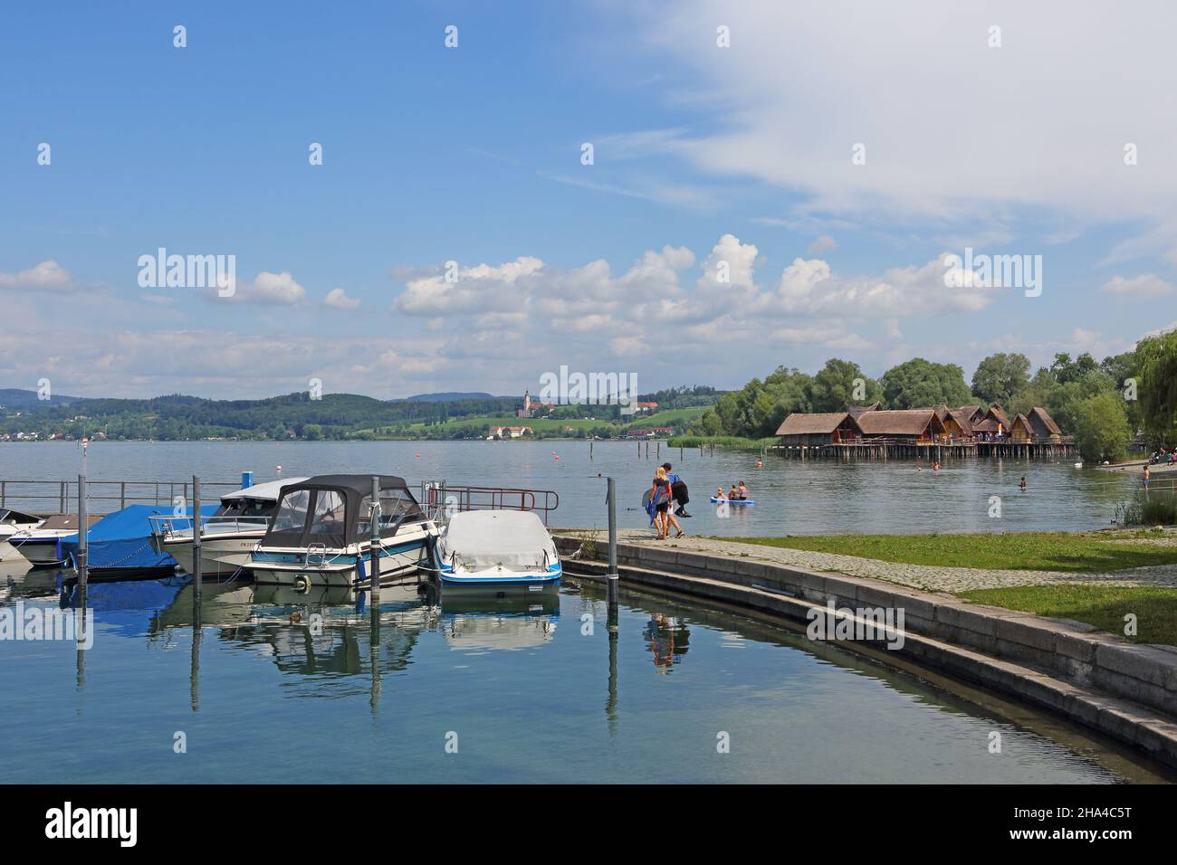 Vue depuis le port sur le lac de Constance jusqu'aux pierettes Unteruhldingen, Bade-Wurtemberg, Allemagne Banque D'Images