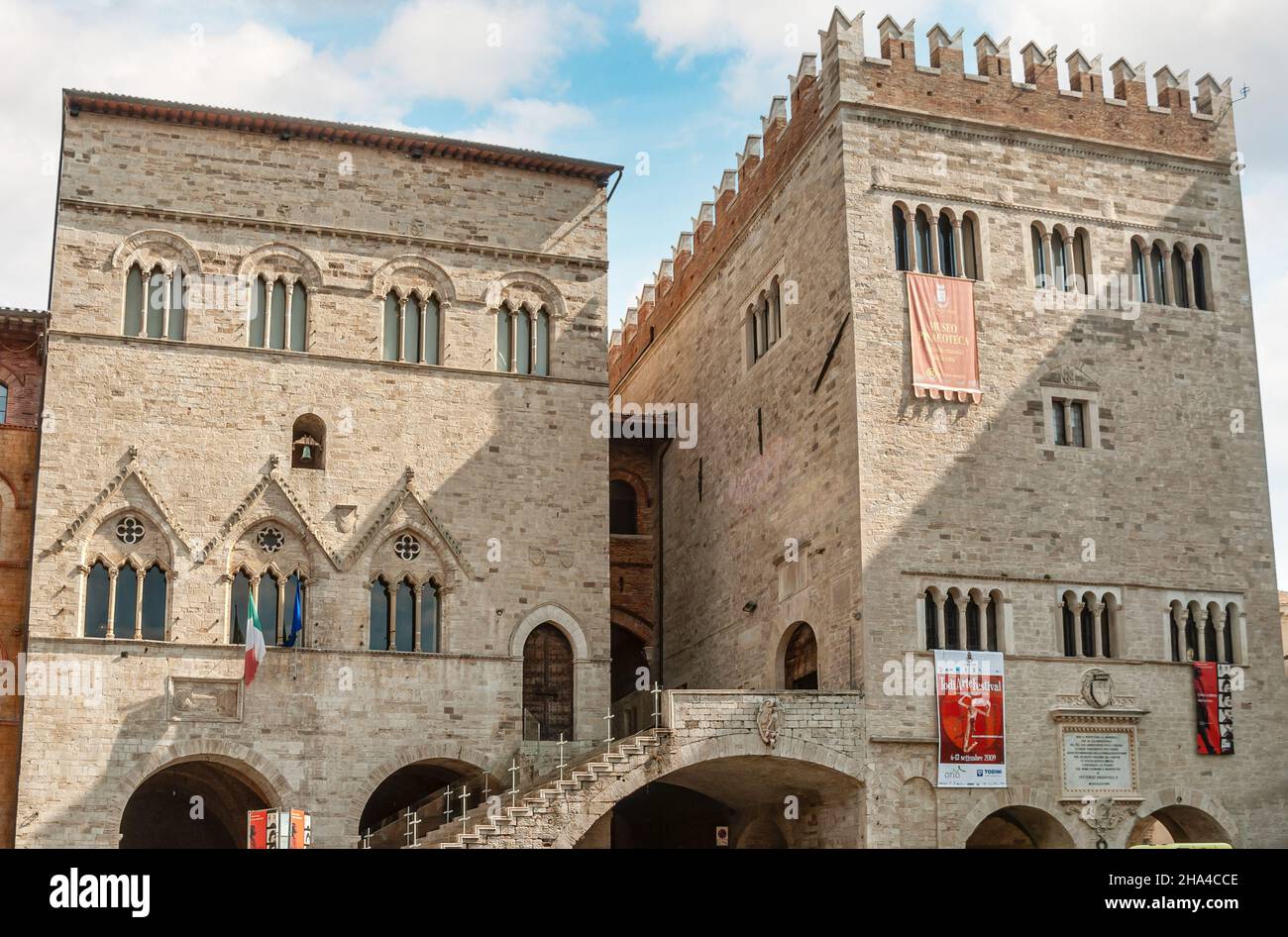 Palazzo del Popolo et Palazzo del Capitano sur la Piazza del Popolo, Todi, Ombrie, Italie Banque D'Images