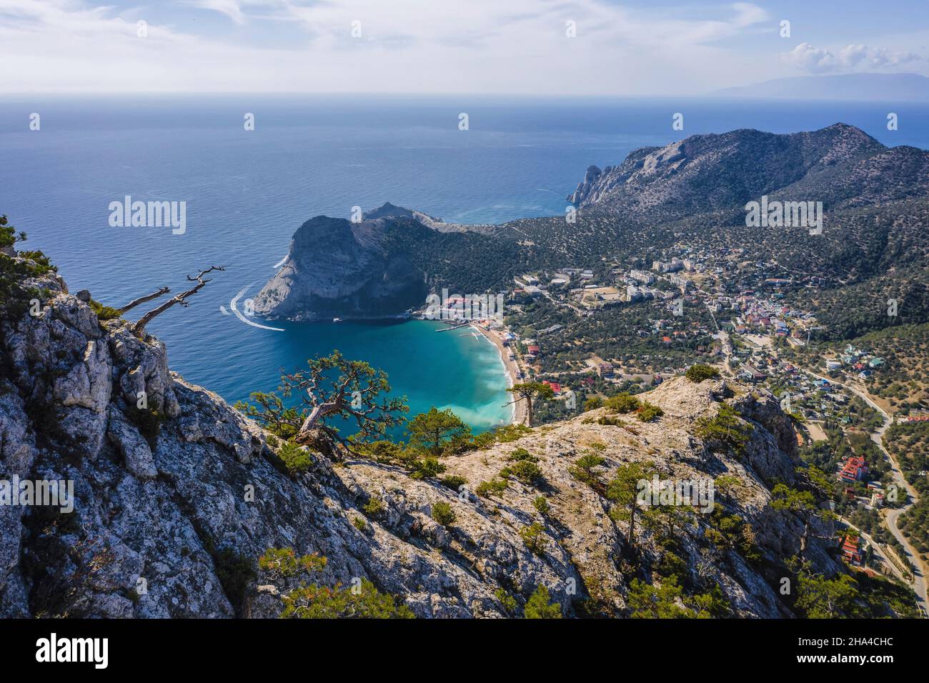 ville de novyi svit en crimée. vue depuis le sommet de la montagne falcon sokol. Banque D'Images