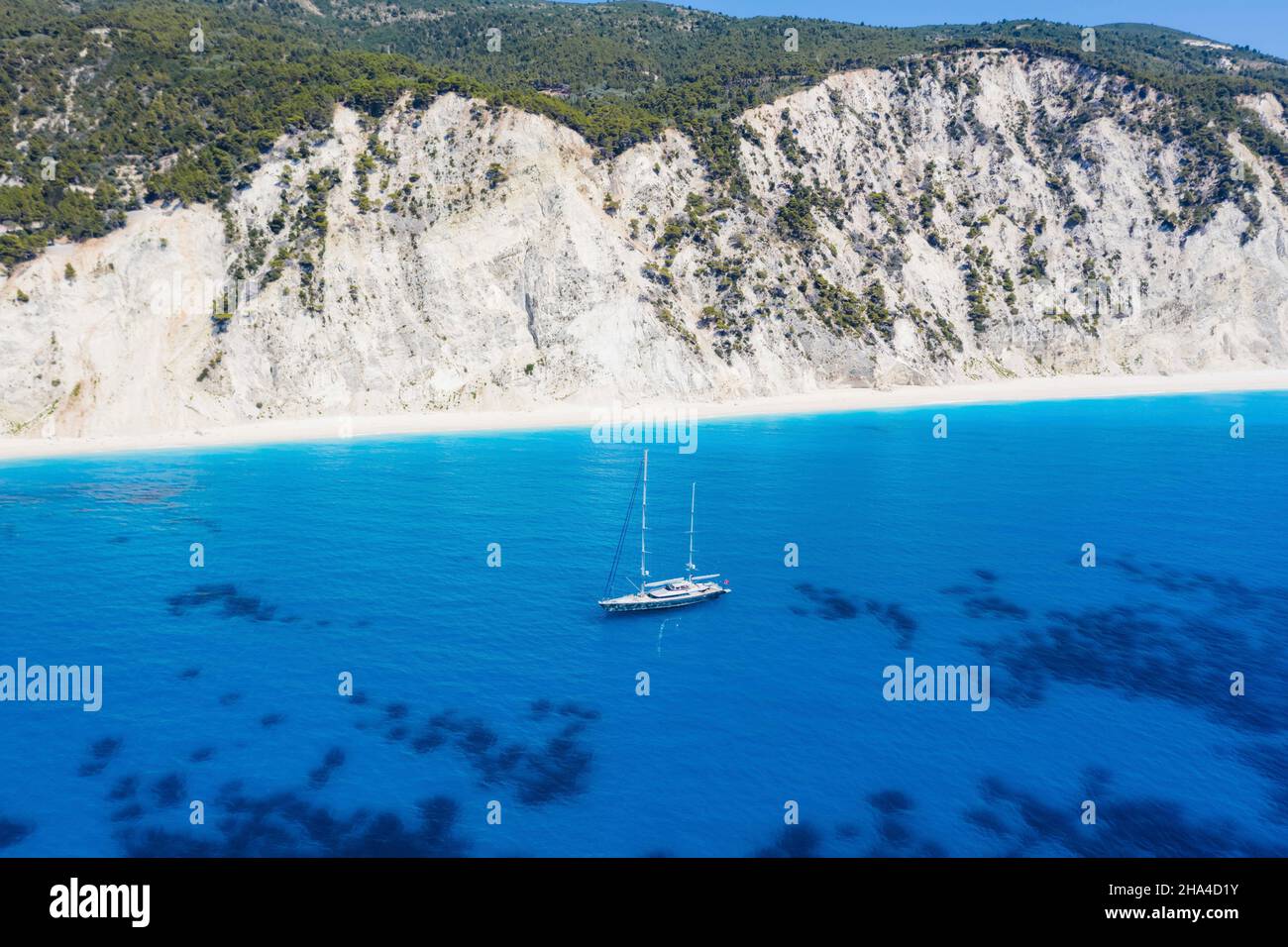 lefkada, grèce. plage d'egremni blanc isolée avec yacht de luxe solitaire sur la baie turquoise sur la mer ionienne. Banque D'Images
