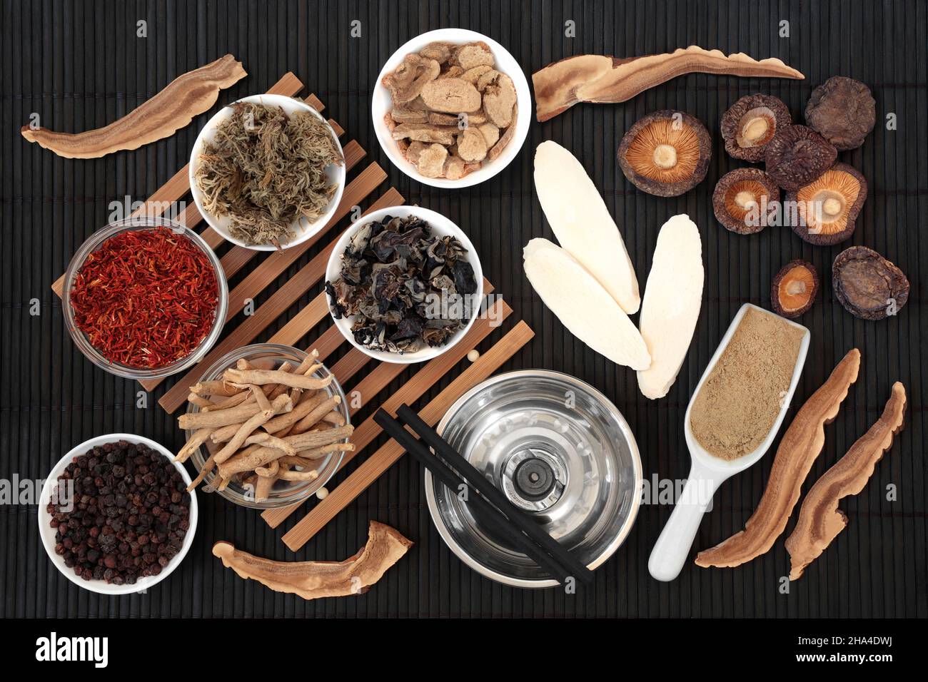 Traitement chinois de moxibution avec des bâtonnets de moxa, des herbes et des épices utilisés dans la médecine traditionnelle des plantes.Concept de soins de santé naturels.Sur le dos de bambou Banque D'Images