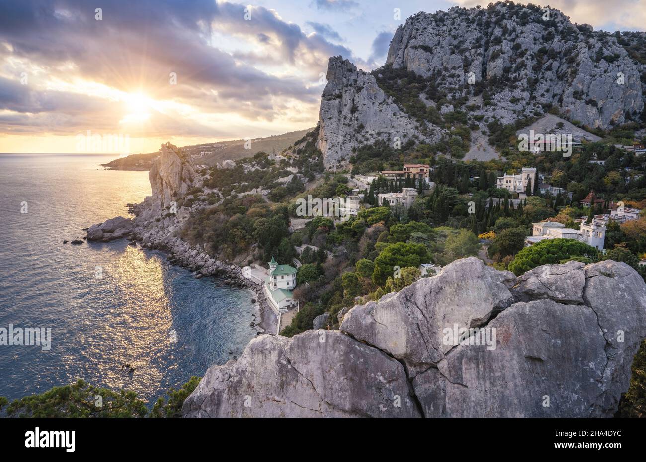 coucher de soleil d'or de la falaise de panea avec chat de montagne koshka en arrière-plan. simeiz, crimée. mer noire. Banque D'Images