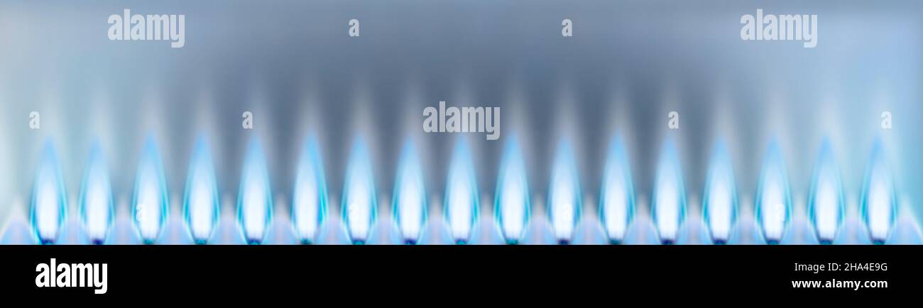 les flammes de gaz bleu sont une bannière devant un arrière-plan lumineux Banque D'Images