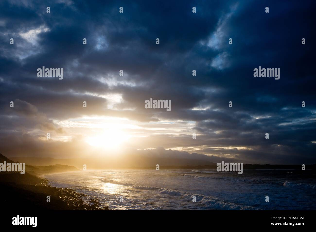 Coucher de soleil sur la voie sauvage de l'Atlantique à Strandhill, Sligo, Irlande Banque D'Images