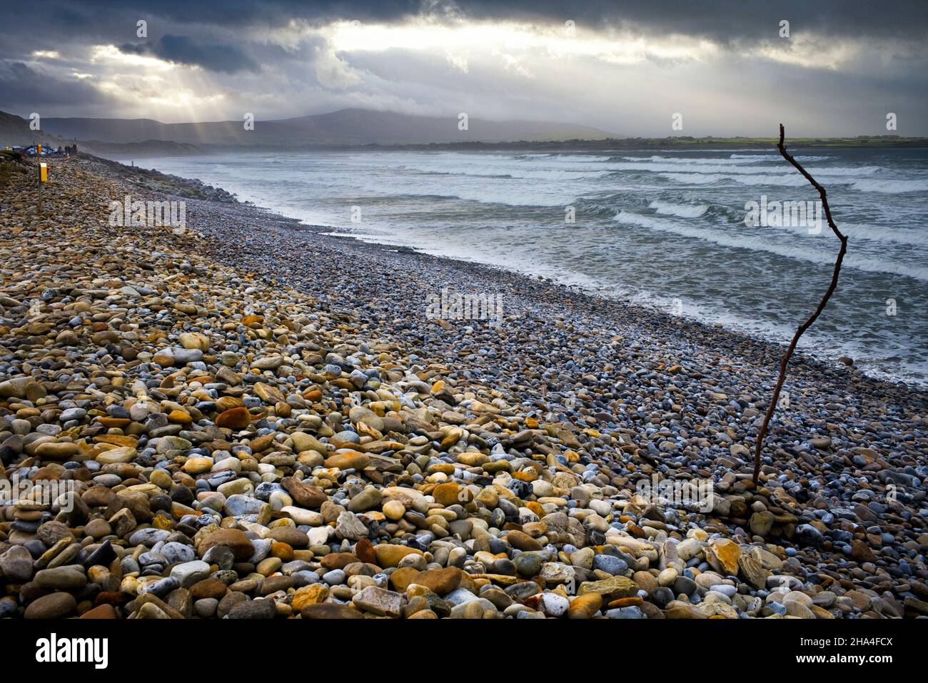 Plage avec des mers orageux et des nuages sombres et un rayon de soleil à Strandhill, Sligo, Irlande Banque D'Images